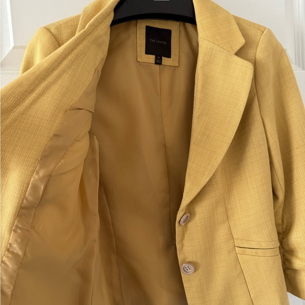 Like new spring/summer jacket from the (original) Limited. Worn twice.